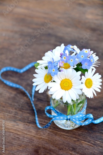 Blumenstrauß - Gänseblümchen und Vergissmeinnicht