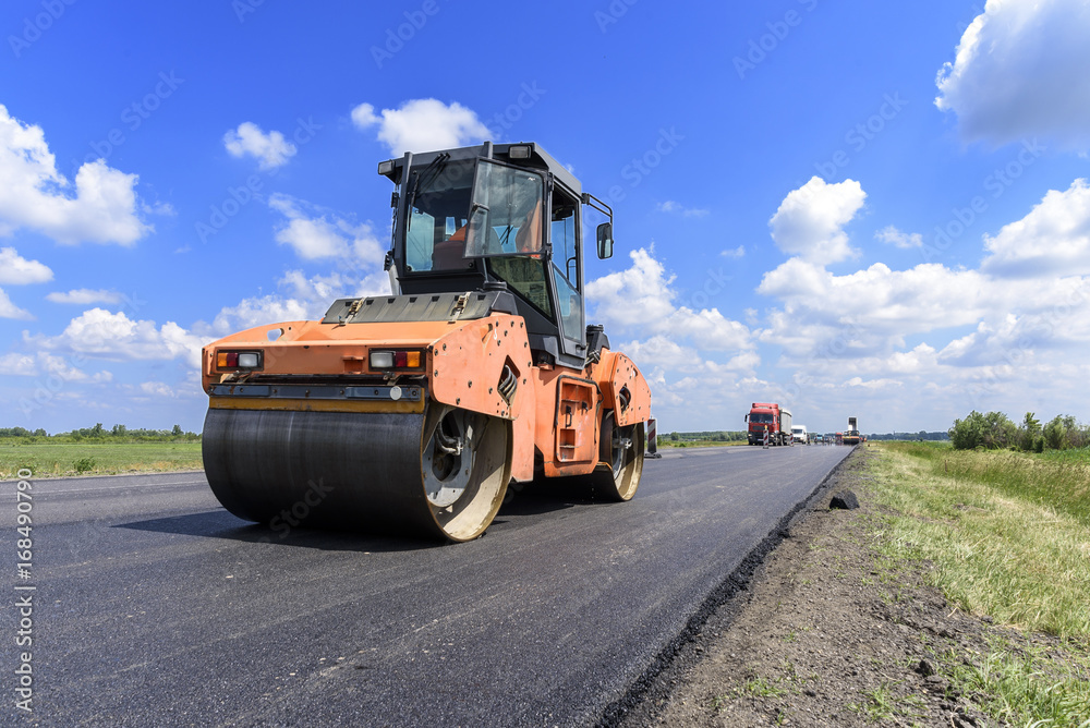 Obraz premium Machine roll rolls down asphalt
