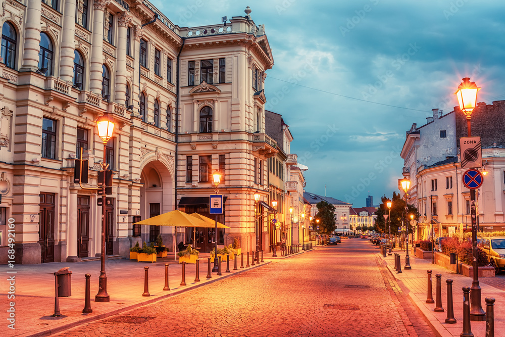 Naklejka premium Wilno, Litwa: ulica Didzioji na starym mieście o wschodzie słońca