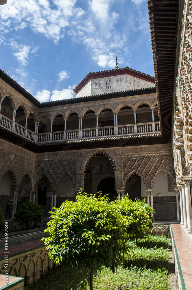 Fototapeta premium Spagna: vista del Patio de las Doncellas, il Cortile delle Ancelle del Palazzo di Pietro I nell'Alcazar di Siviglia