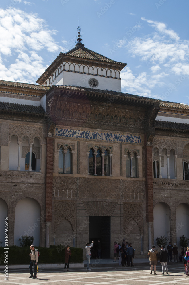 Obraz premium Spagna: il Palazzo di Pedro I, disegnato in stile moresco per il governatore cristiano, nel Patio de la Monteria (il Cortile della Caccia) dell'Alcazar di Siviglia