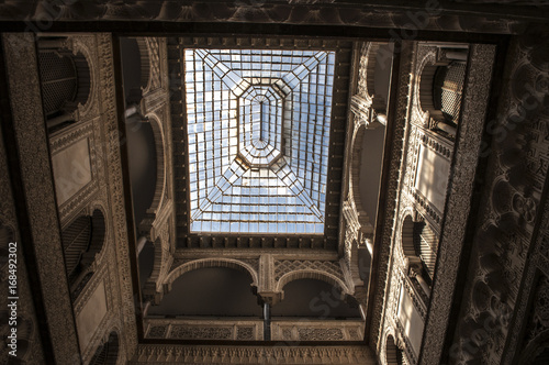 Spagna: dettagli architettonici dell'interno del Palazzo di Pedro I, disegnato in stile moresco per il governatore cristiano, nell'Alcazar di Siviglia photo