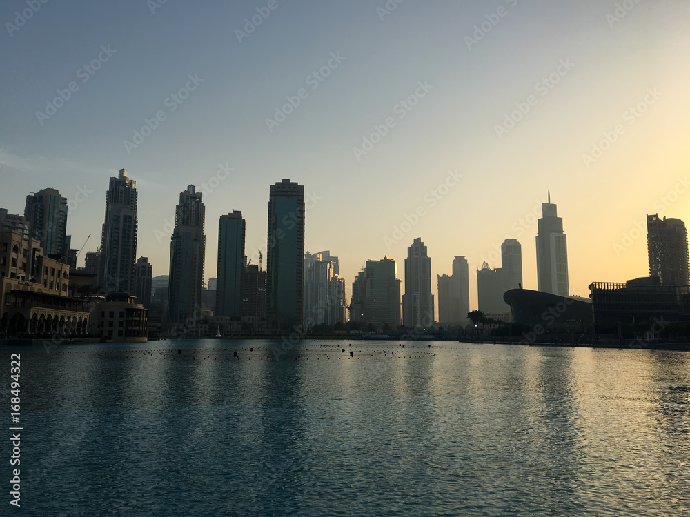 Силуэты небоскребов в Дубае на закате
