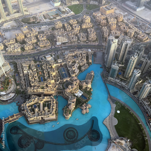 Вид вниз с небоскребы на инфраструктуру города  Дубаи

