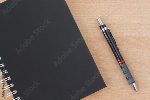 Fotografía workspace on wood table with notebook and pen. copy space
