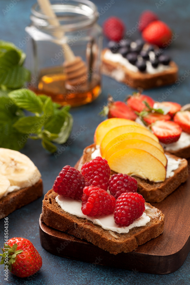 Toasts with cream cheese and fresh berries Toasts with cream cheese and fresh berries