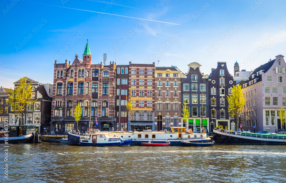 Plakat Tradycyjni starzy budynki i łodzie w Amsterdam, holandie. Kanały Amsterdamu.