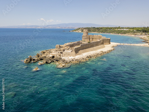Vista aerea del castello aragonese di Le Castella, Calabria, Italia: il Mar Ionio, costruito su una piccola striscia di terra che domina la Costa dei Saraceni nel borgo di Isola Capo Rizzuto