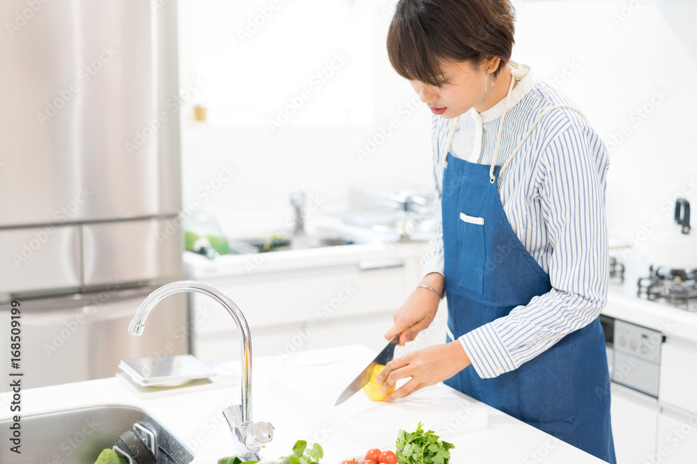 調理をする女性(料理風景) 調理をする女性(料理風景)
