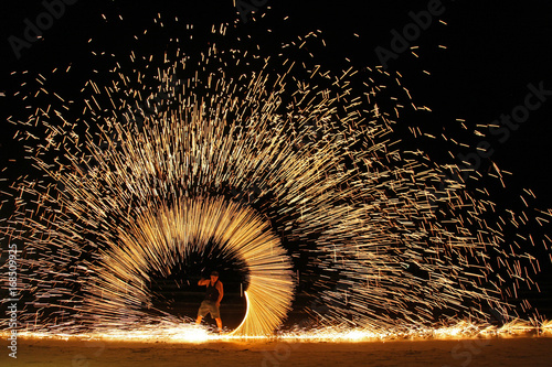 Foto Koh Chang,Trad, Thailand, 21 April 2017, beautiful fire circle spining show tale
