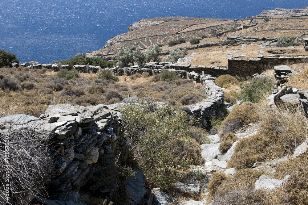 In Steinmauern gefasster Weg auf karger griechischer Insel im Herbst