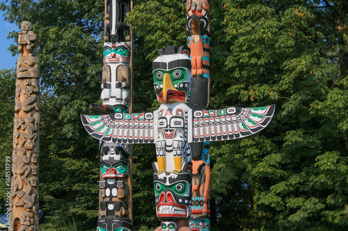 Obraz na płótnie The Totem Poles at Brockton Point in Stanley Park are one of the major tourist attractions in Vancouver, British Columbia, Canada w salonie