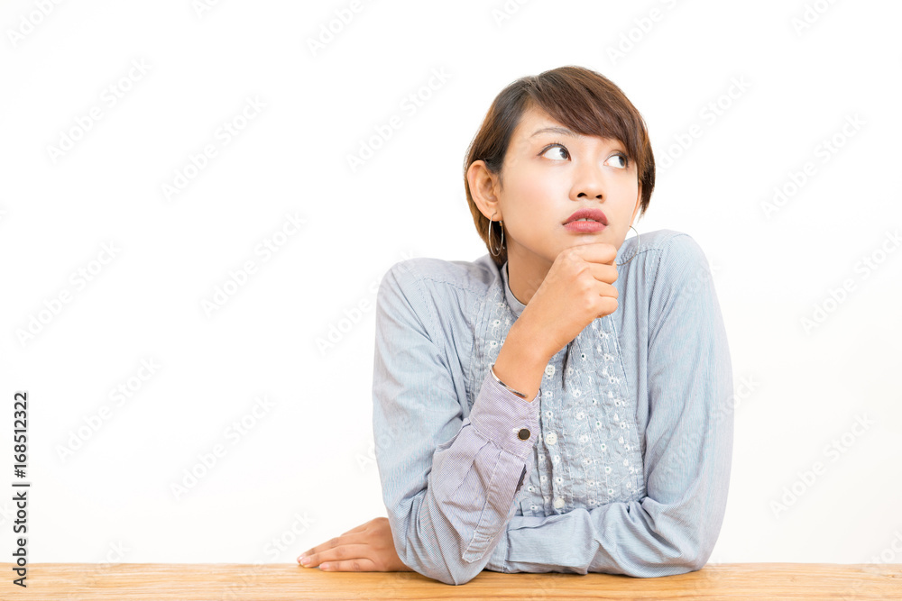 考える女性(イメージ素材) 考える女性(イメージ素材)