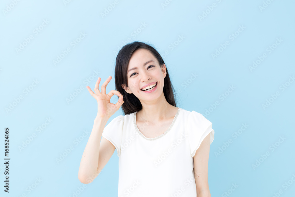 OK・女性・ブルーバック