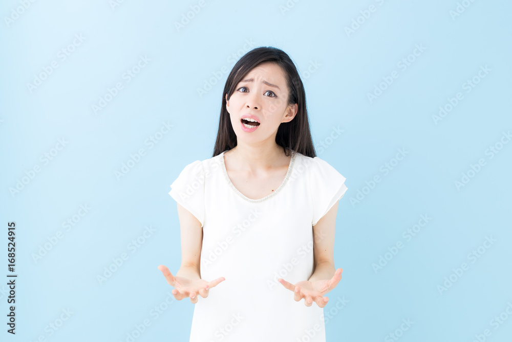 怒り・女性・ブルーバック 怒り・女性・ブルーバック