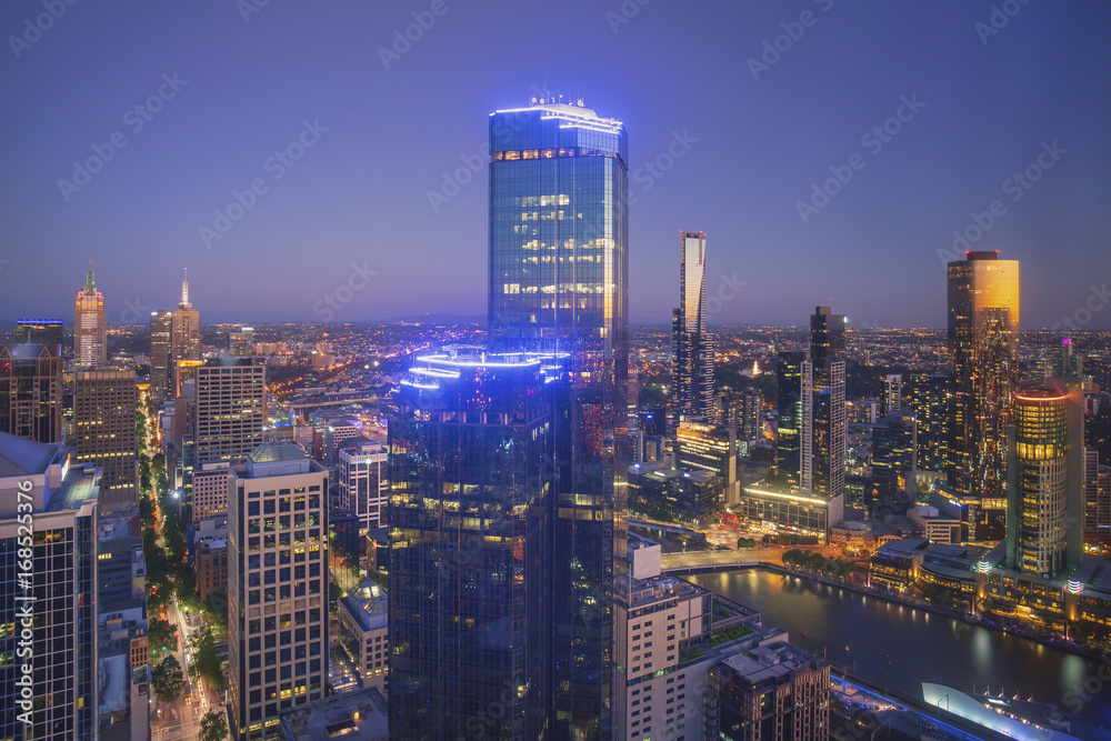 Obraz premium Aerial view of dramatic sunset at Melbourne city skyline