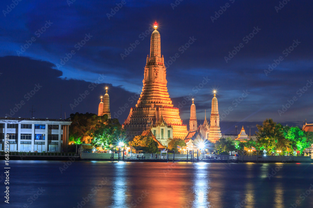 River side view of Wat Arun Ratchawararam Ratchawaramahawihan / Wat Arun Landmark of Thailand in Sunset time