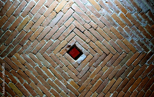 Ceglane sklepienie z luftem - czerwień cegły, symetria i kwadrat