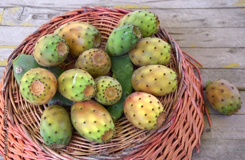 Fichi d'india su un cesto