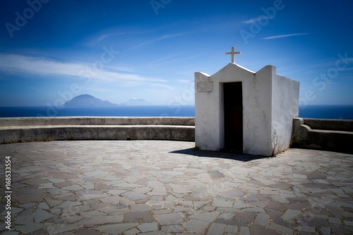 Fotografie Memorial on the island of Alicudi with viewing platform.