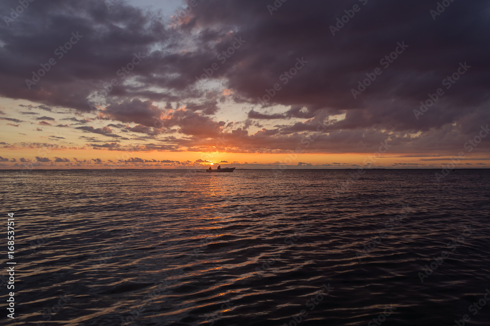 Sonnenuntergang am Strand mit der Sonne über dem Meer