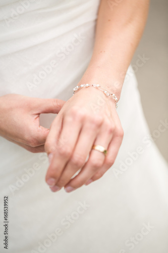 Ehering und Armband einer Braut