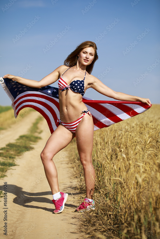 Sexy Woman in bikini with an American flag foto de Stock | Adobe Stock