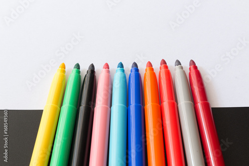 Pennarelli colorati su un tavolo
