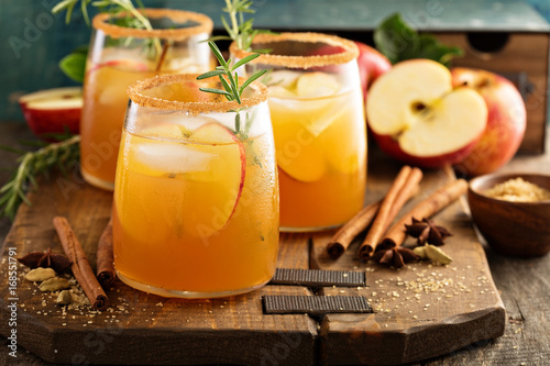 Valokuva Hard apple cider cocktail with fall spices