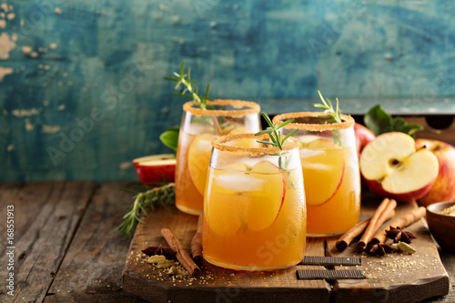 Fotografia Hard apple cider cocktail with fall spices