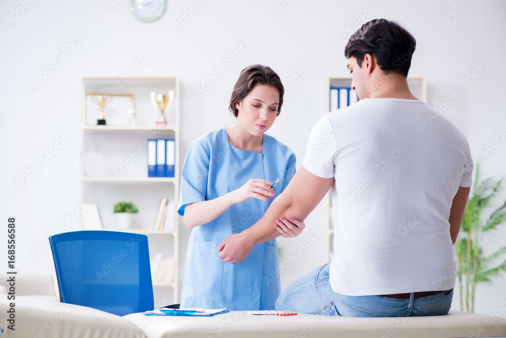 Obraz premium Man visiting female doctor in medical concept