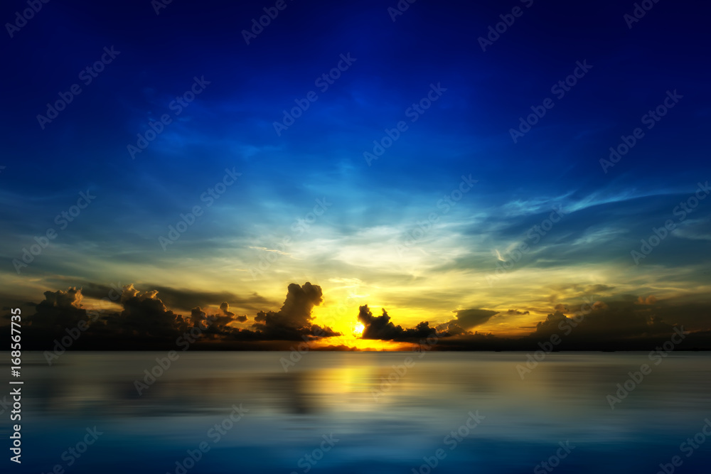 Fototapeta premium Sunset sky with cloud on the lake.