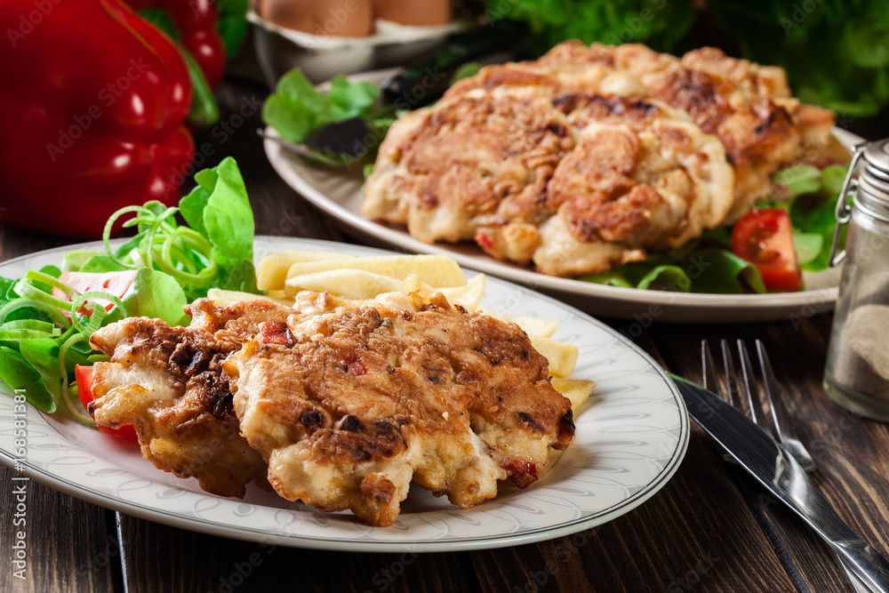 Chicken medallions with red peppers served with chips