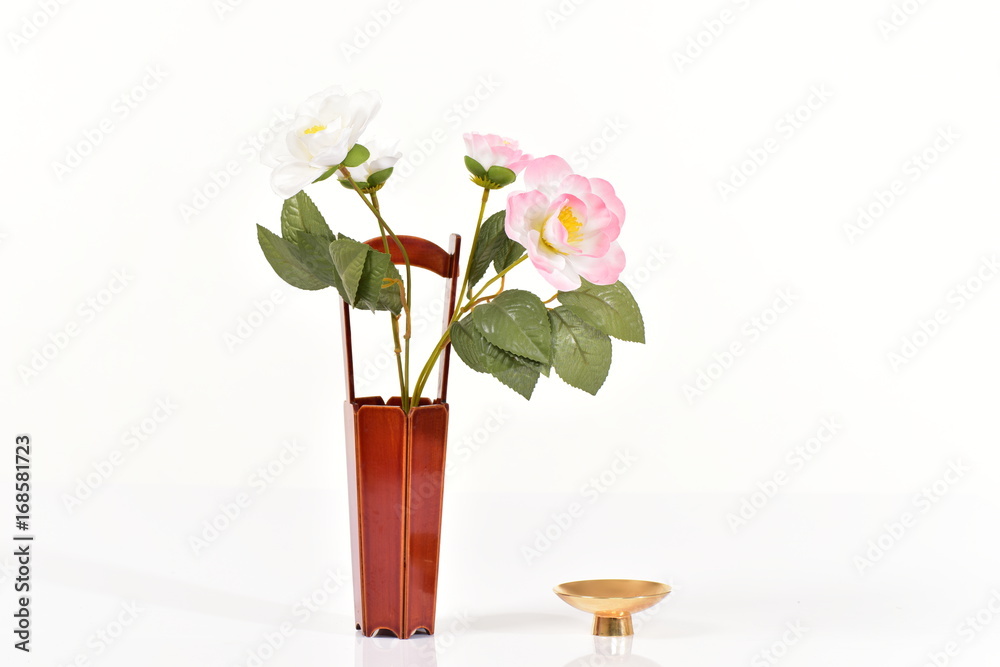 Obraz premium 花瓶と杯と造花