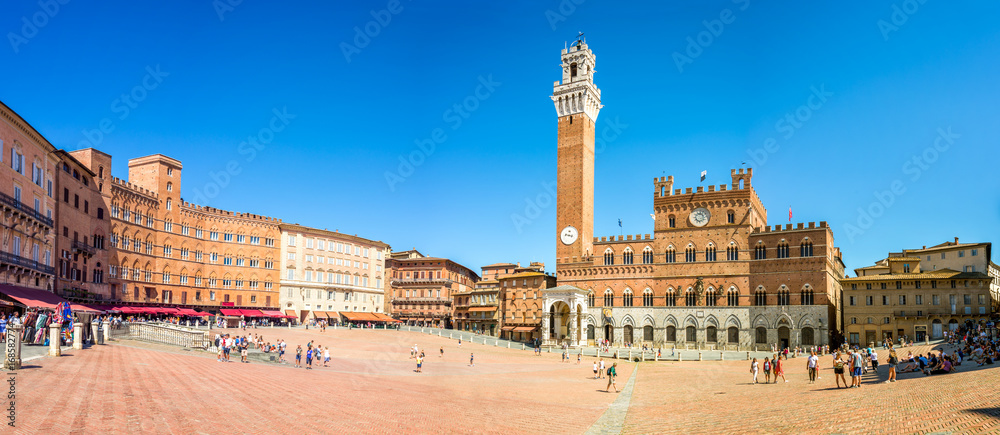Naklejka premium Panorama Piazza del Campo (plac Campo), Palazzo Publico i Torre del Mangia (wieża Mangia) w Sienie, Toskania, Włochy