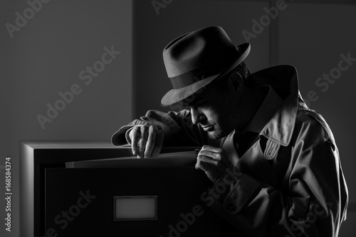Foto Undercover spy stealing files