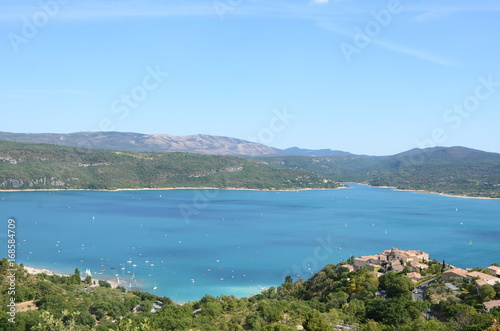 Vue sur le village de Sainte-Croix-du-Verdon et le lac