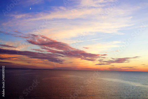 Φωτογραφία Beautiful sunset over Baltic Sea - seascape with sea horizon