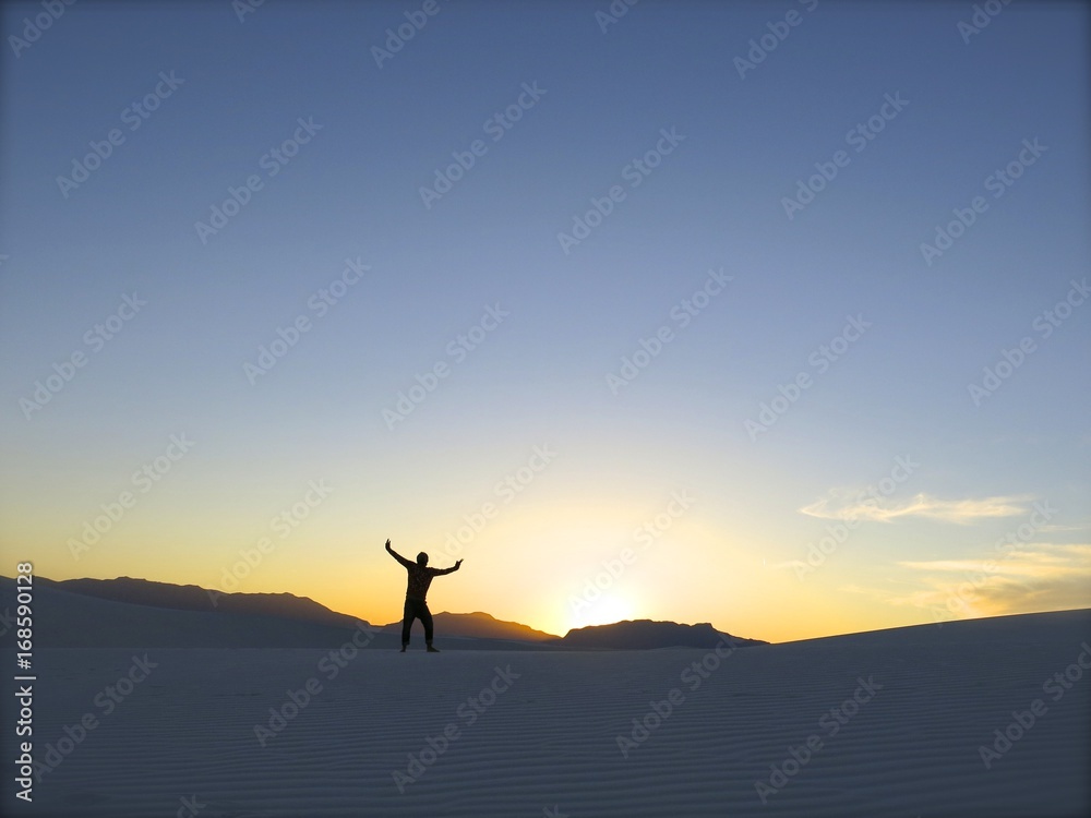 砂漠と夕日と旅