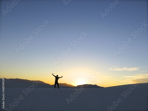 砂漠と夕日と旅