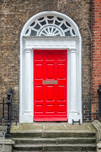 Red classic door in Dublin, example of georgian typical architecture of Dublin, Ireland © Delphotostock