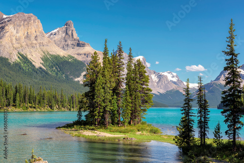 Spirit island in the Maligne Lake, with mountains in the background.