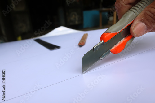 Wallpaper Mural Knife cutter cut down on the lines Torontodigital.ca