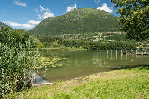 Tableau sur toile Riserva naturale Lago di Piano (Porlezza)
