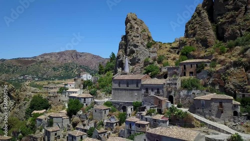 Vista aerea del Paese di Pentedattilo, chiesa e rovine del paese abbandonato, colonia greca sul Monte Calvario, la cui forma ricorda le cinque dita, il nome del Paese deriva dal greco 