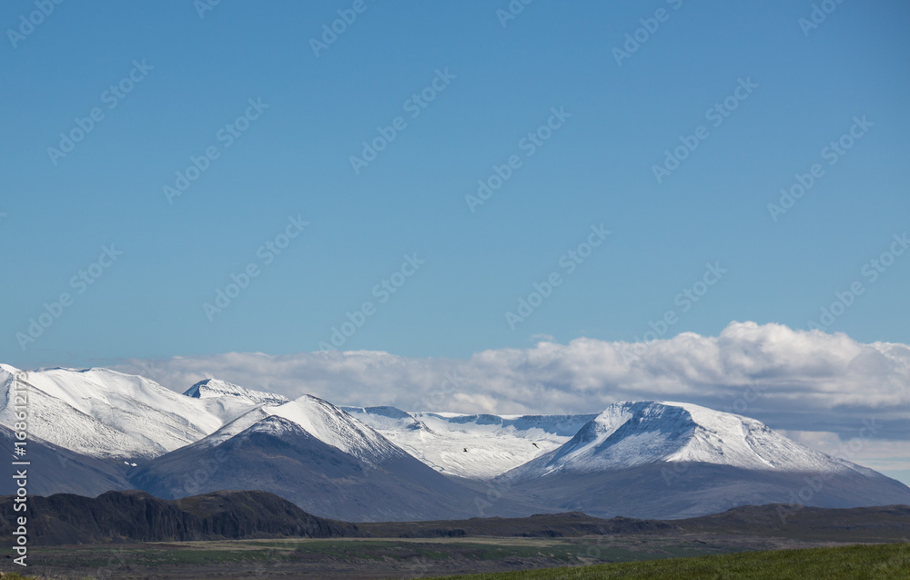 Islands schneebedeckte Berge