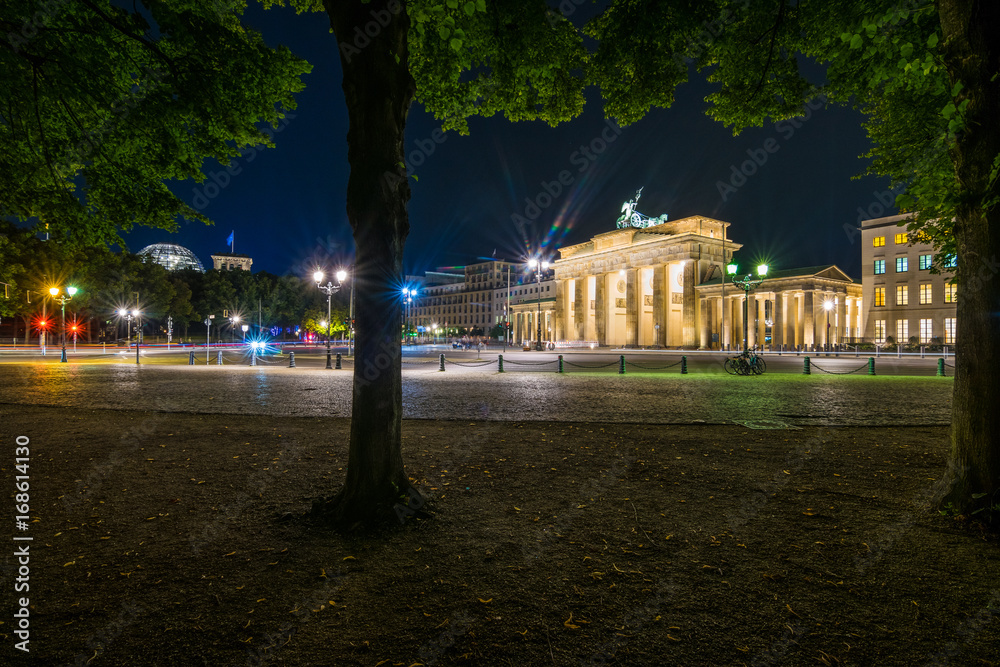 Fototapeta premium Brandenburger Tor in Berlin am Abend, Deutschland