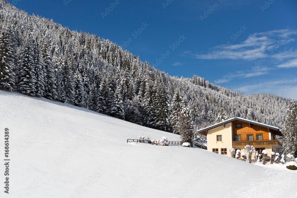 Ferienhaus in den Alpen. Winterlandschaft