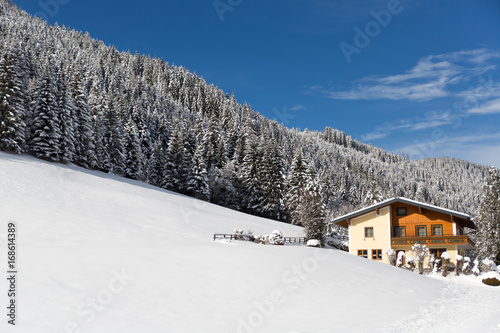 Ferienhaus in den Alpen. Winterlandschaft