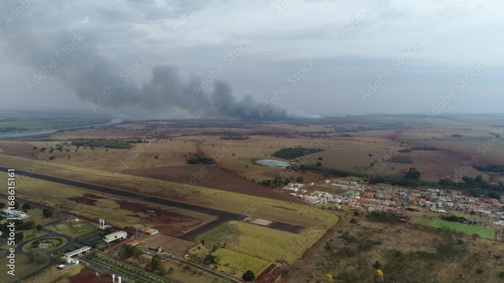 Fumaça preta no horizonte Fumaça preta no horizonte